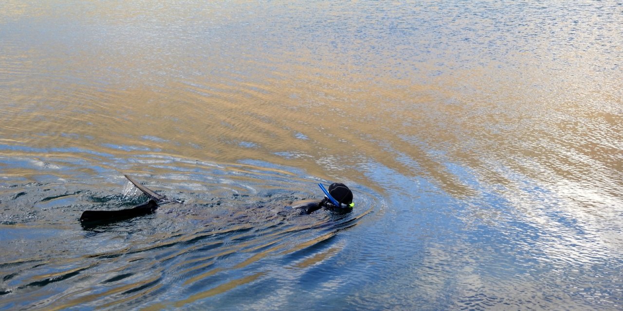 Öğretim üyesi Türkiye’nin en yüksek göllerinden biri olan Aygır Gölüne serbest dalış yaptı