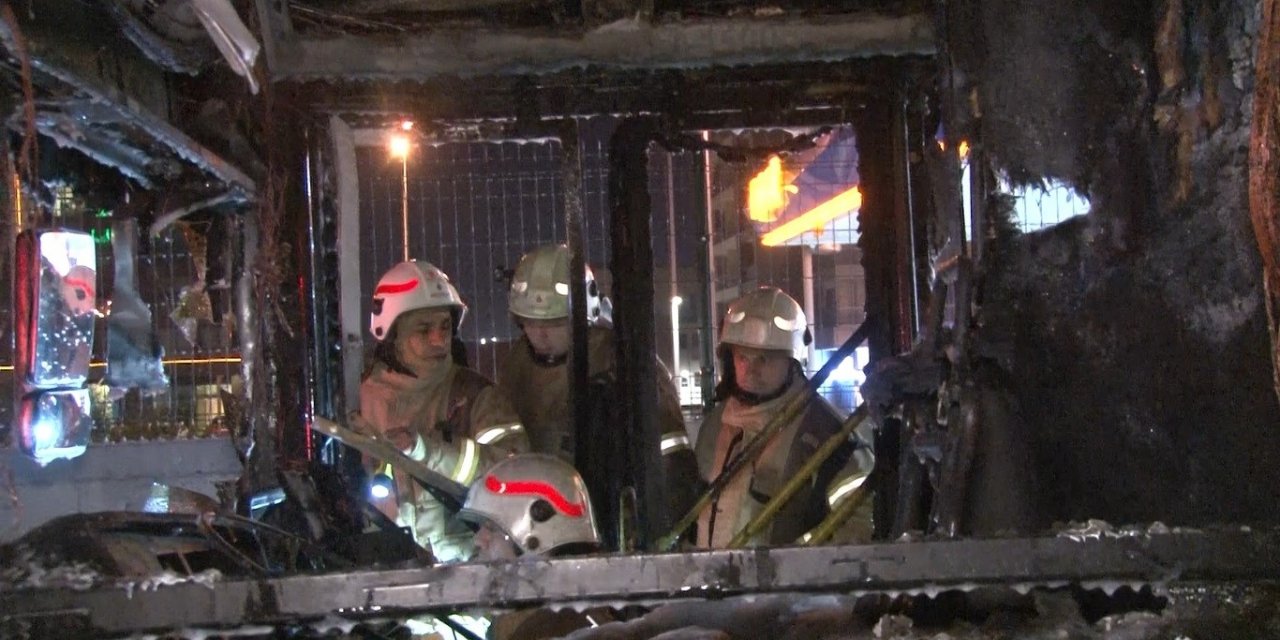 Bahçelievler’de benzinliğin yanında park halinde olan halk otobüsü alev alev yandı