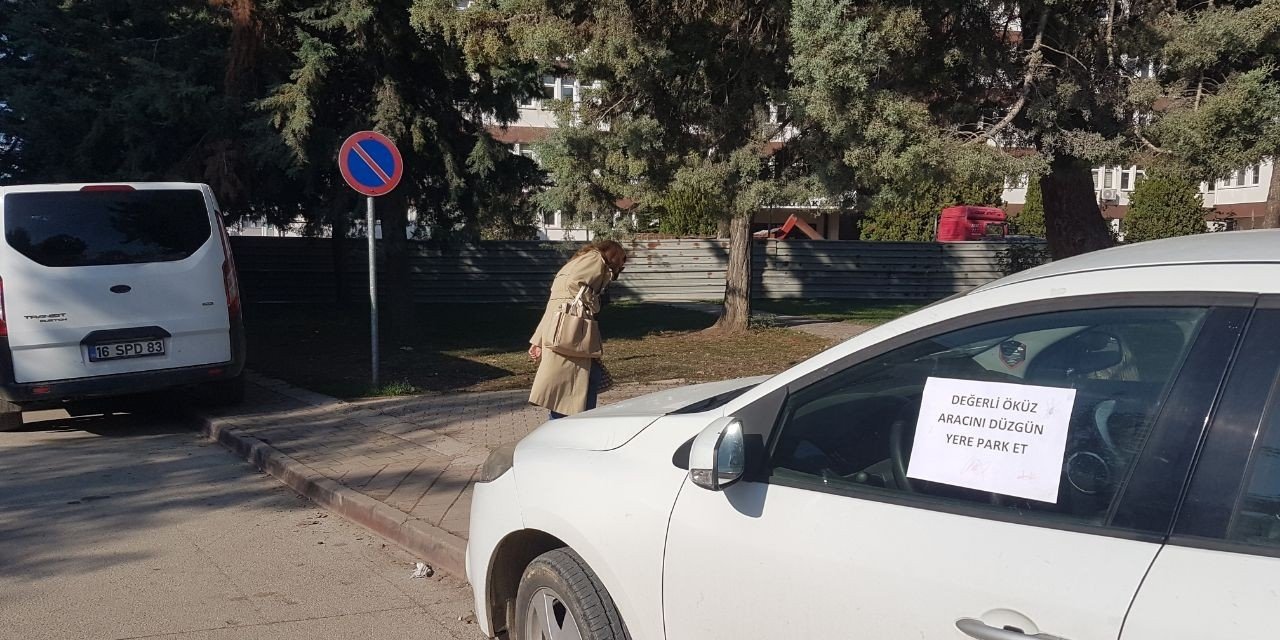 Yaya yoluna park edilen aracın camına asılan yazı şaşkına çevirdi