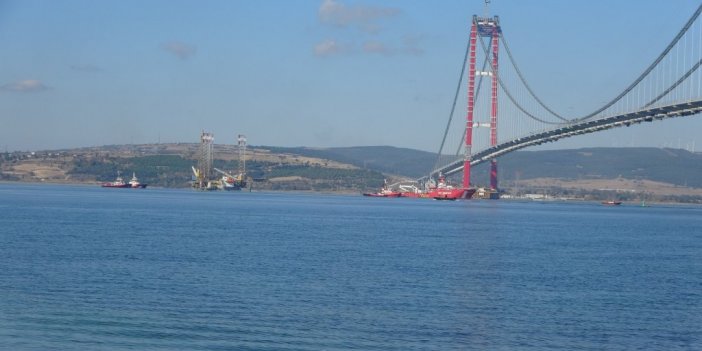 Dev platform 57 metre suya batırılarak 1915 Çanakkale Köprüsü altından geçti