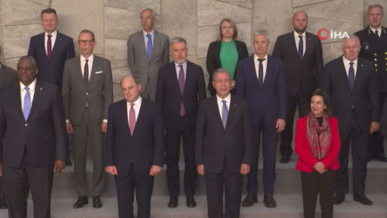 Milli Savunma Bakanı Akar, NATO Savunma Bakanları ile aile fotoğrafına katıldı