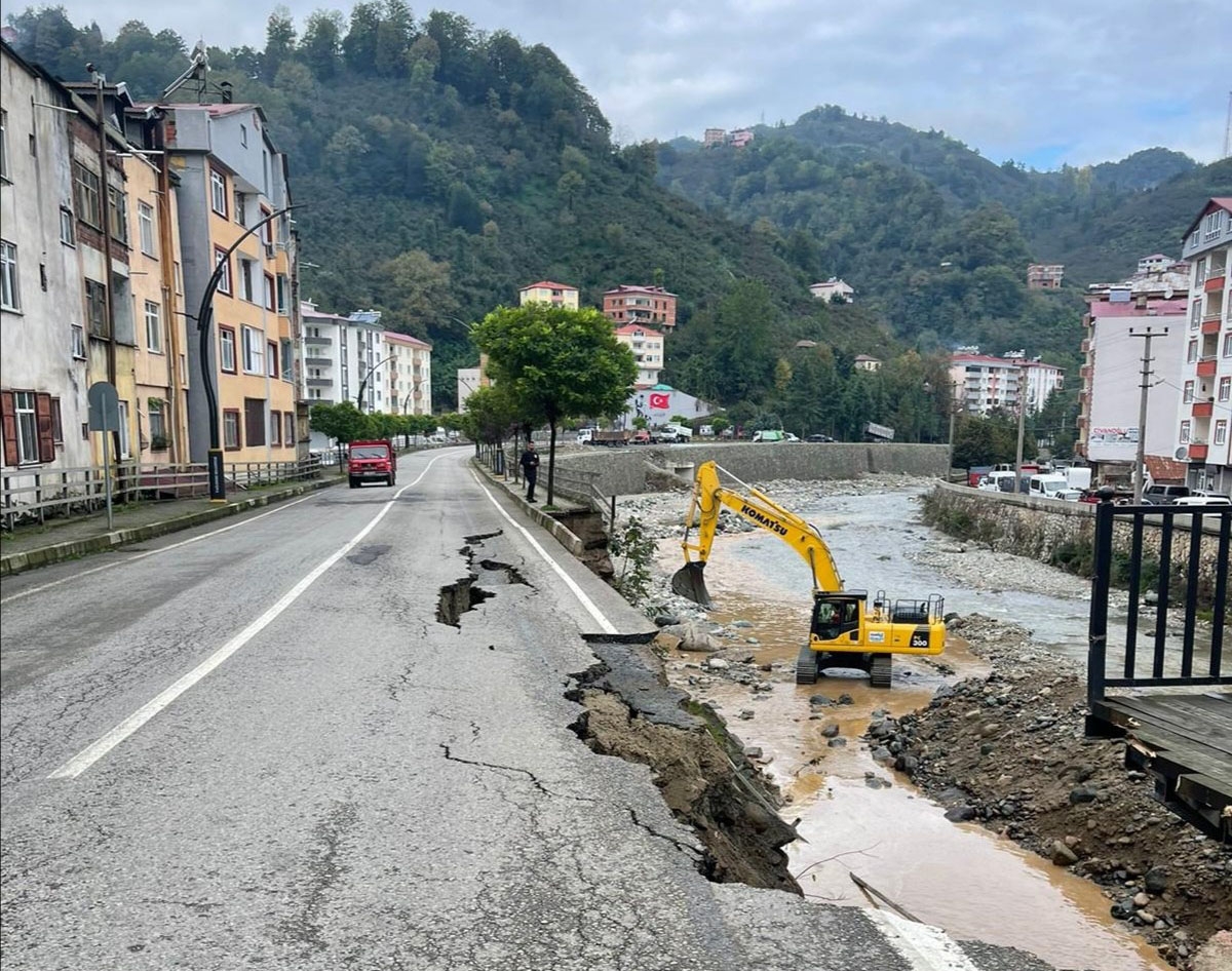 İstinat duvarı çalışması yapılan yol çöktü