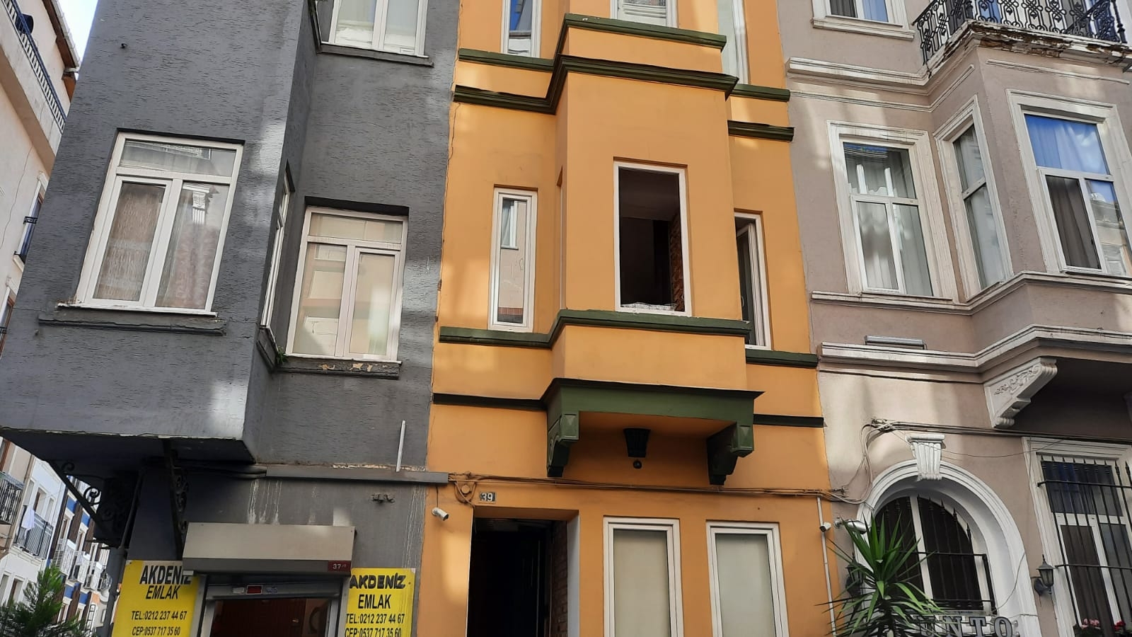 Beyoğlu’nda akıl almaz olay kamerada