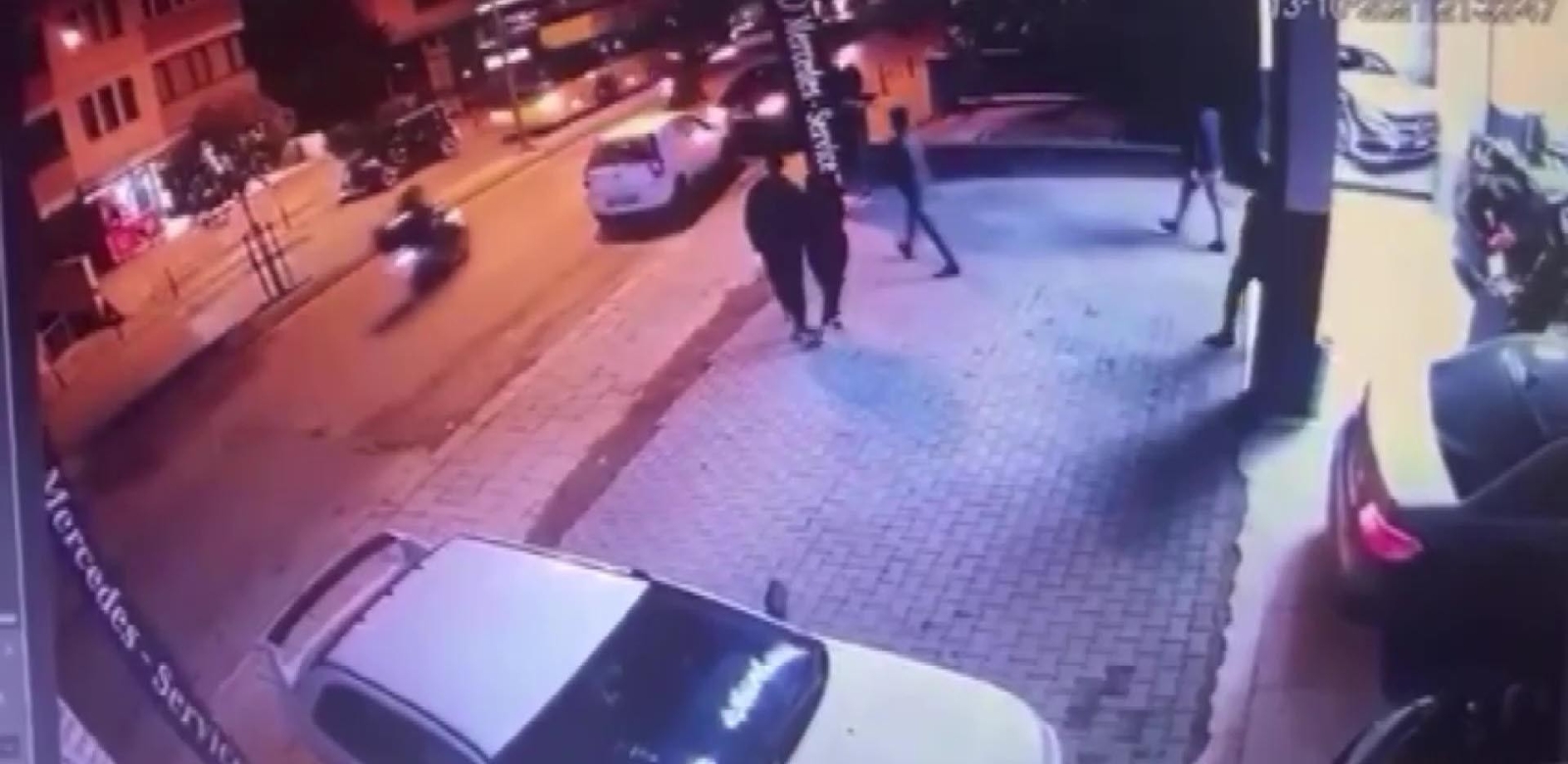 Pendik’te İETT Otobüsünü Sollamak İsteyen Sürücü Lüks Otomobile Çarptı