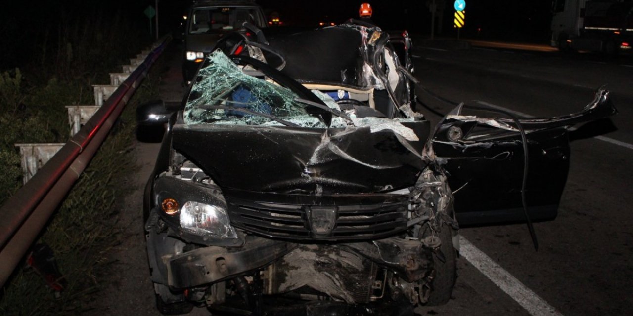 Sakarya'da otomobil tıra arkadan vurdu