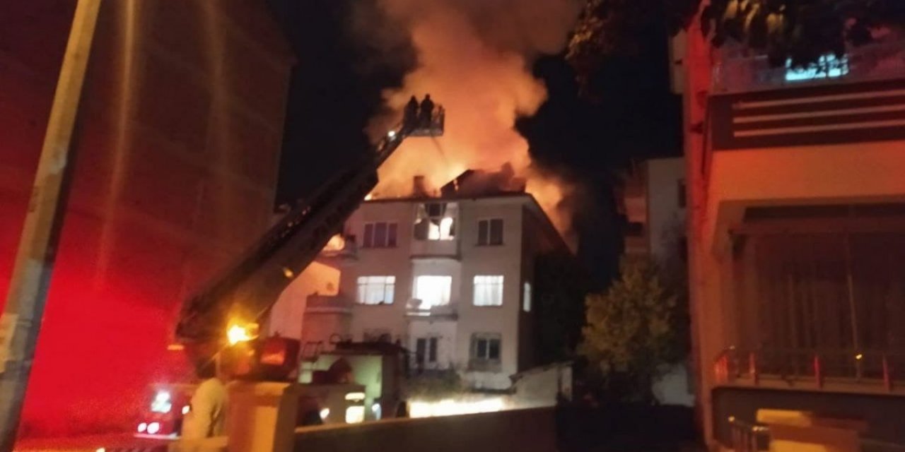 Çorum'da bir apartmanın çatı katında yangın çıktı