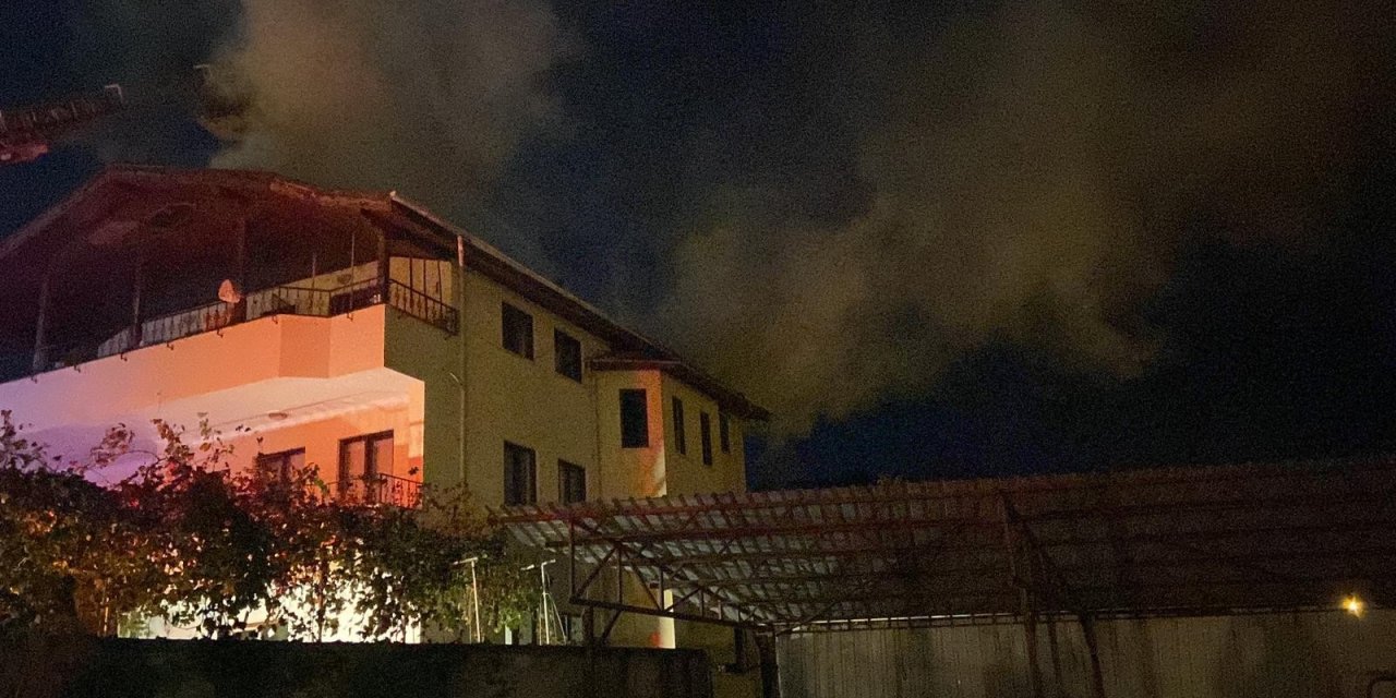 3 katlı evin teras katında korkutan yangın: Mahsur kalan adamı alevlerin arasından kurtardılar