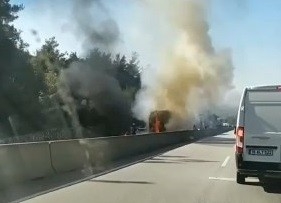Seyir halindeki tıra arkadan çarpan kamyon alev aldı, Ankara yolu ulaşıma kapandı