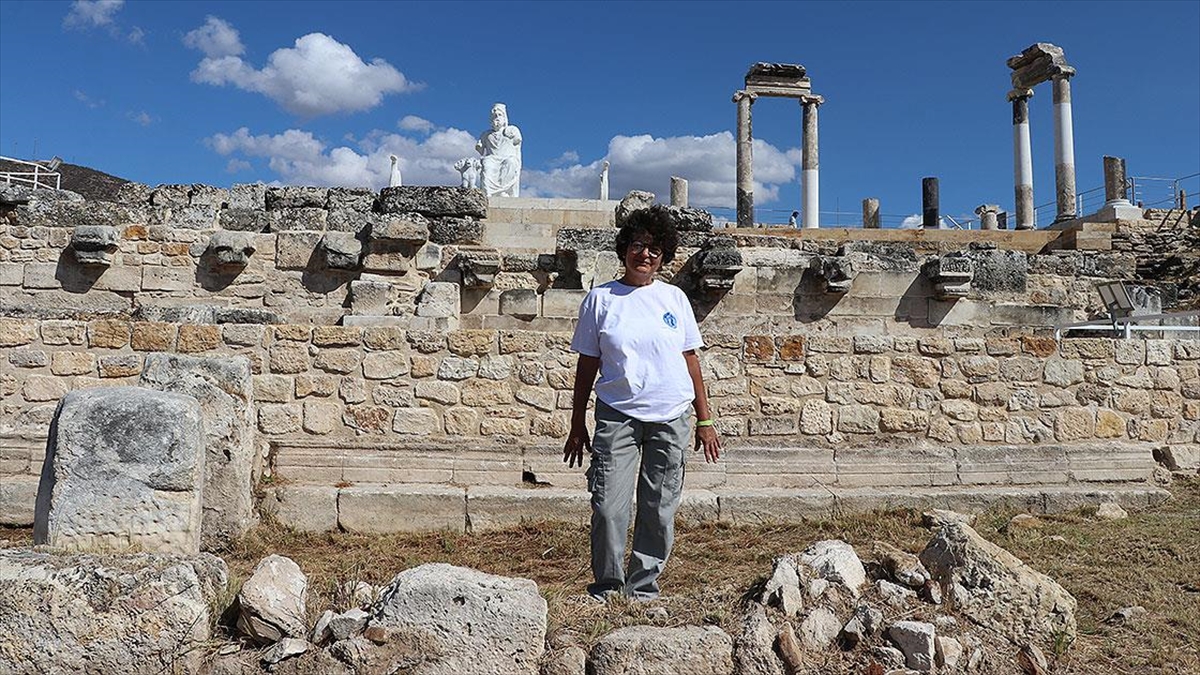 İtalyan Arkeolog 'kalbim' Dediği Hierapolis'ten Kopamadı