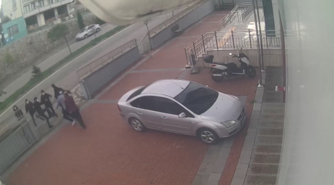 Yurt Önünde Tekme Tokat Kavga Kamerada