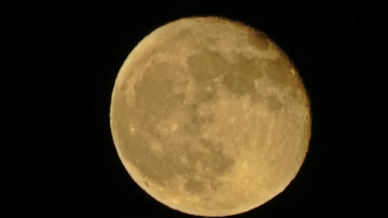 Yüksekova’da dolunay hayran bıraktı