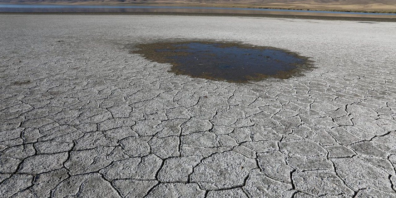 Van Gölü'nde sular çekilince yeni adacıklar ortaya çıktı