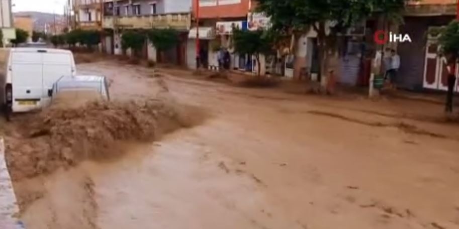 Cezayir’i Sel Vurdu: Onlarca Araç Sürüklendi, Evler Sular Altında Kaldı