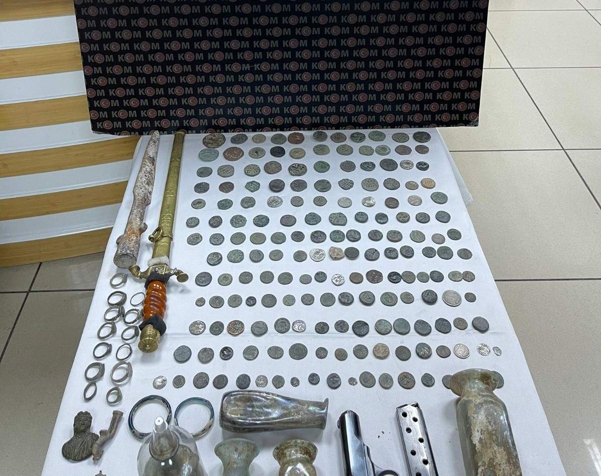 İstanbul’da kadim medeniyetlere ait antika eserleri satan 2 şüpheli yakalandı