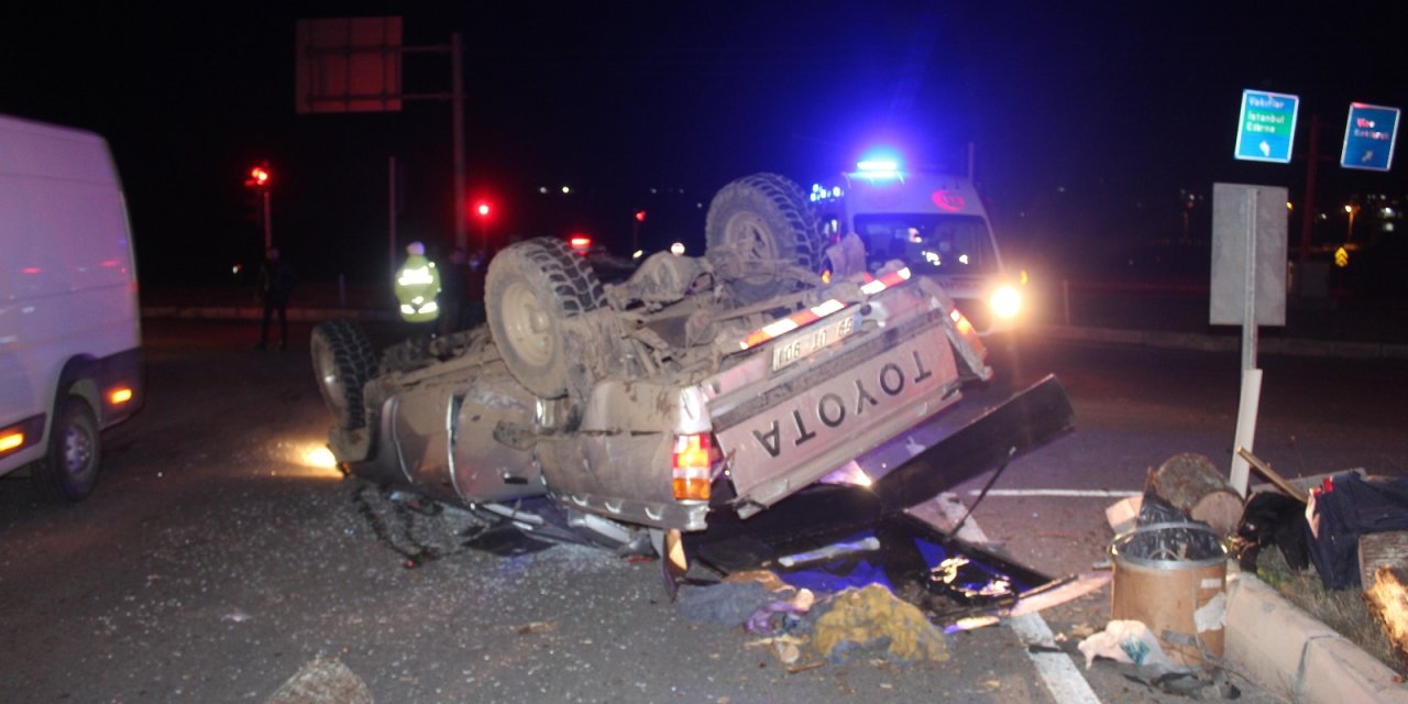 Otomobille çarpışan kamyonet hurdaya döndü: 1 yaralı