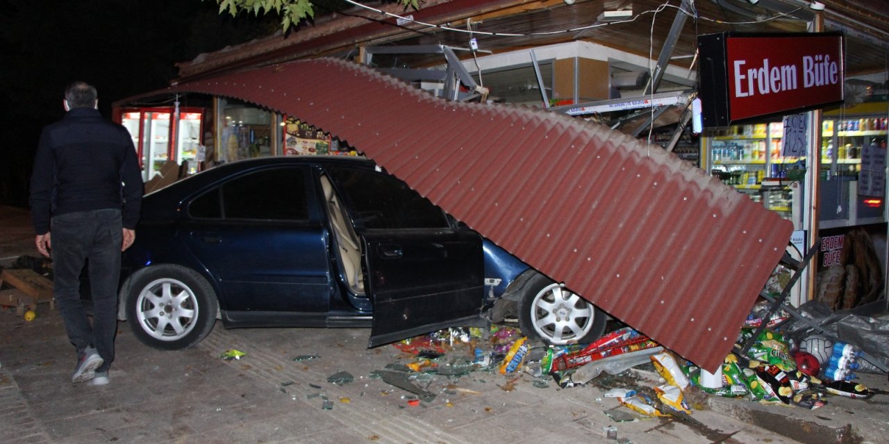 Amasya'da Kontrolden Çıkan Otomobil Büfeye Daldı