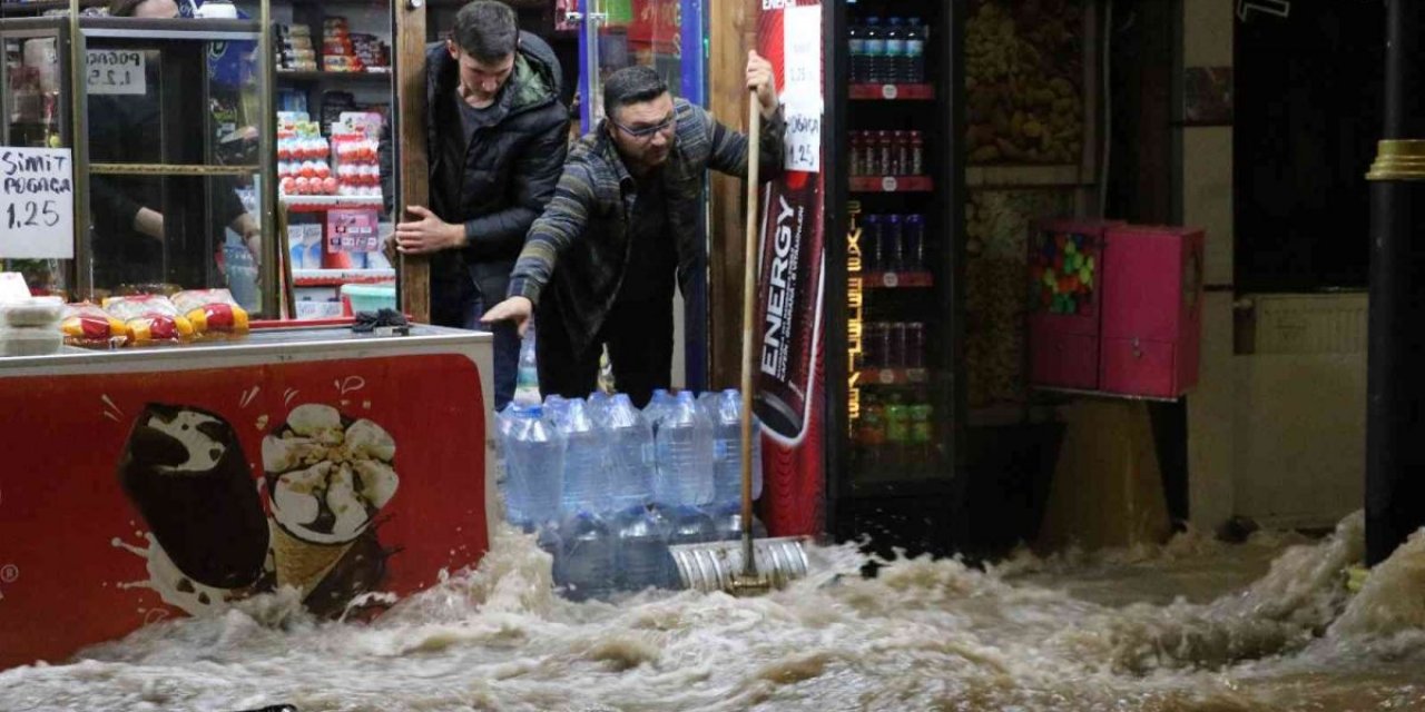 Sivas'ta caddede patlayan su borusu nedeniyle dükkanları su bastı