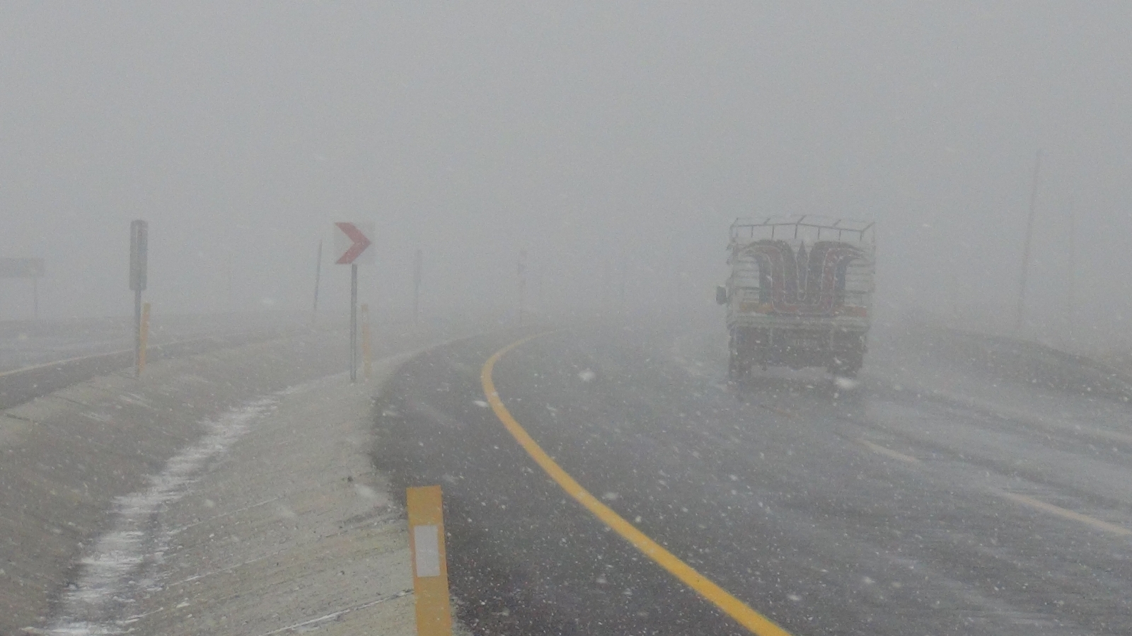 Kars Şehir Merkezine Mevsimin İlk Karı Yağdı