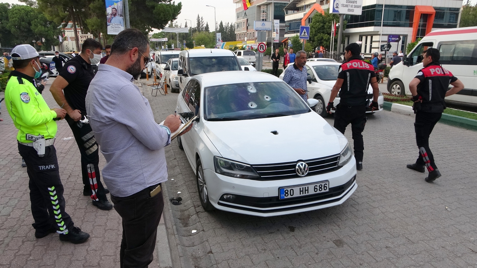 Avukat husumetlisinin otomobilini pompalıyla kurşun yağmuruna tuttu