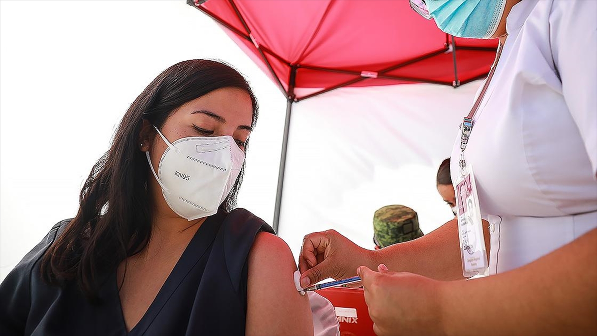 Ema, Moderna Aşısının Üçüncü Dozunun Yetişkinlerde Kullanılabileceğini Bildirdi