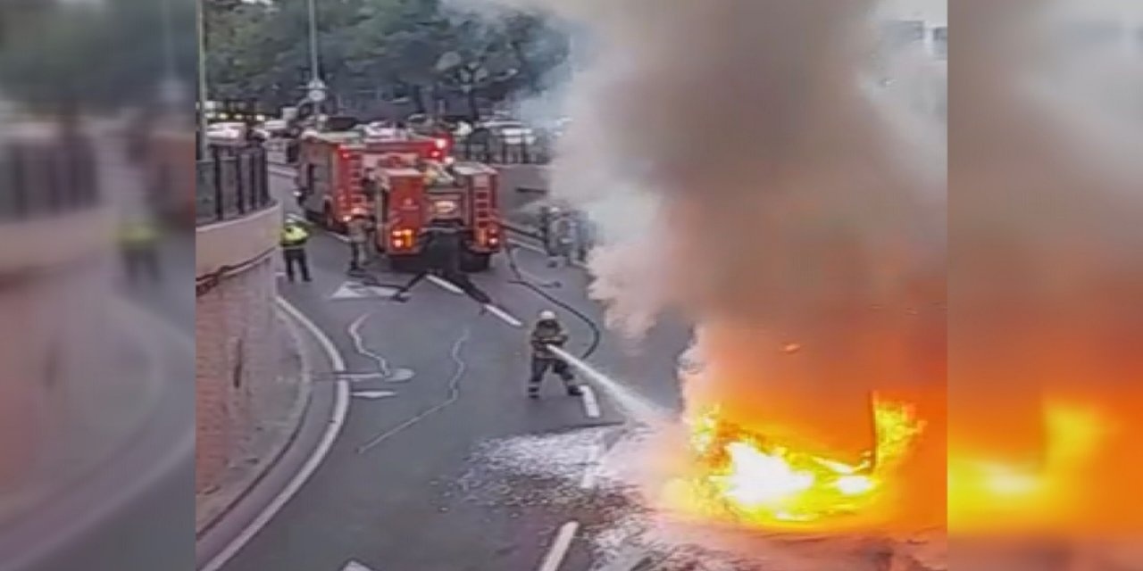 Taksim’de servis minibüsü alev alev yandı