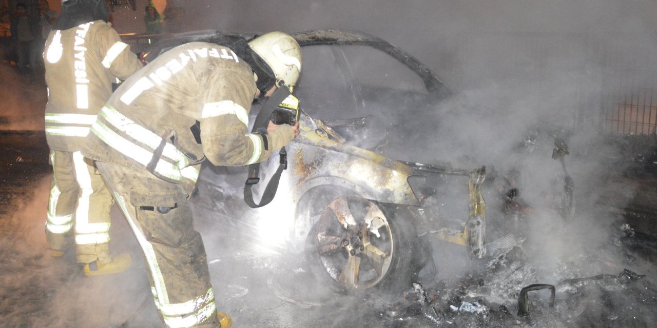 Sultangazi’de söndürme çalışmaları sırasında otomobilin patladığı anlar kamerada