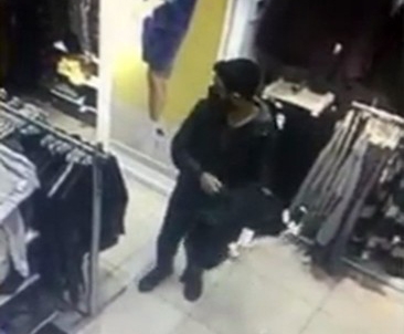 Çaldığı Kıyafetleri Giyince Yakayı Ele Verdi