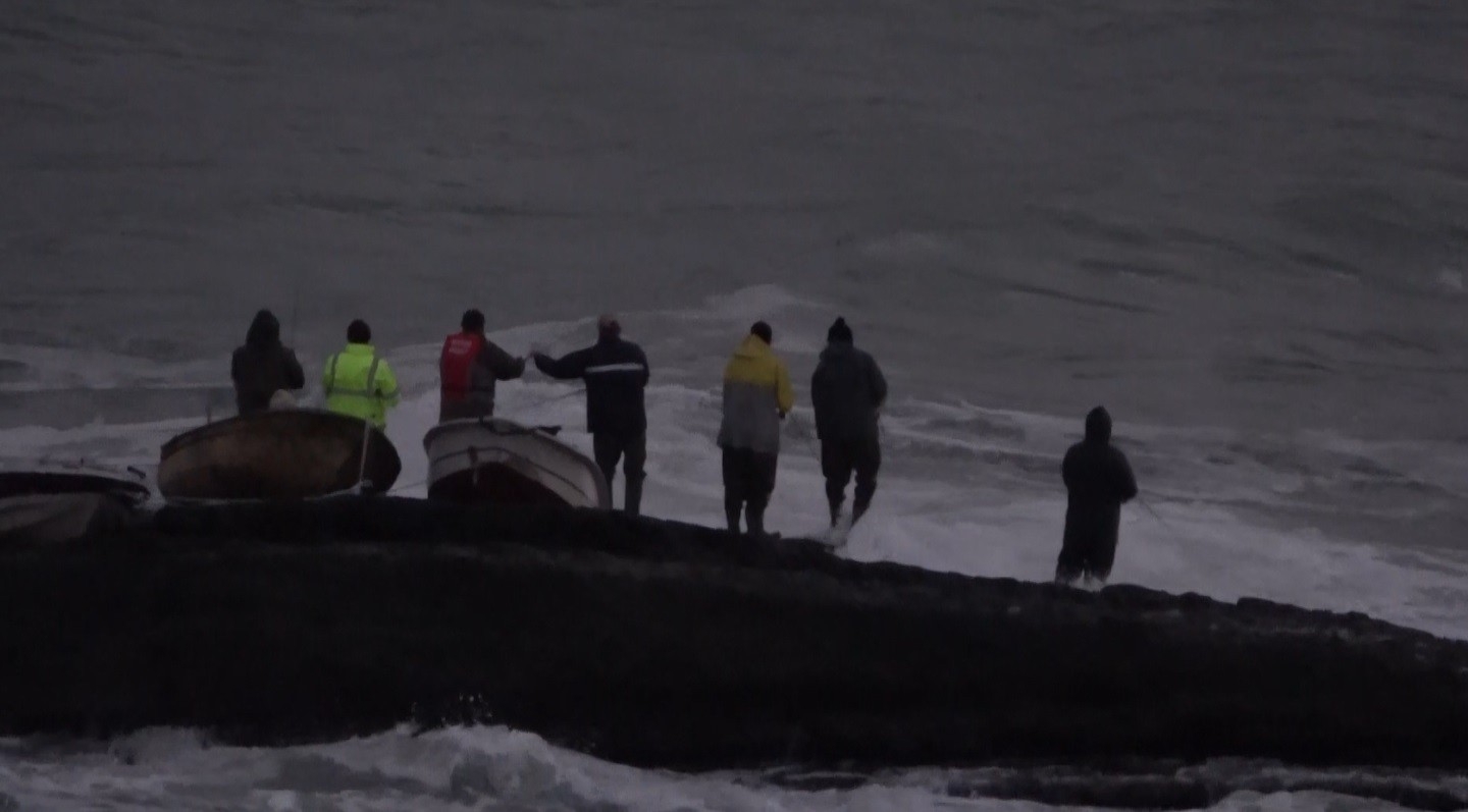 Karaburun’da Dalgaların Arasında Kaya Parçasına Çıkıp Balık Tuttular