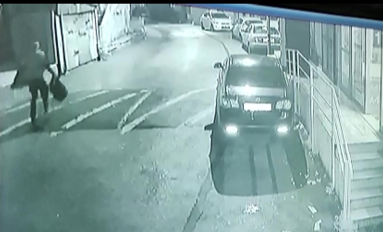 Pendik’te çay ocağında önce karnını doyurdu, sonra televizyonu çaldı