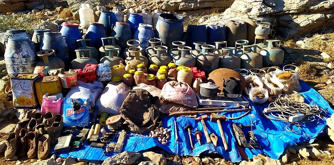 Teröristlere ait yaşam malzemesi ele geçirildi