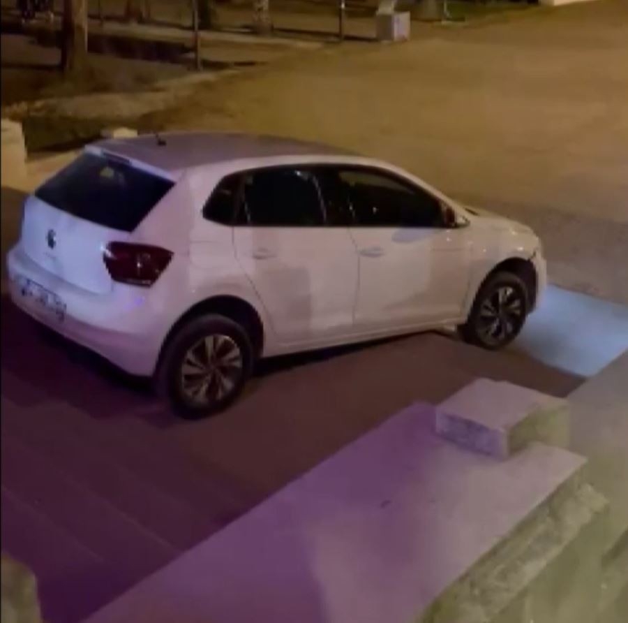 Navigasyona Uydu, Yolu Karıştırdı Pes Etmedi Merdivenlerde Asılı Kaldı