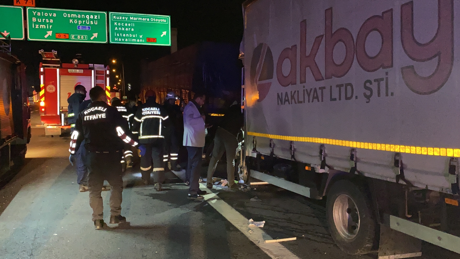 TEM’de Un Yüklü Kamyona Çarpan Kamyonet Bu Hale Geldi