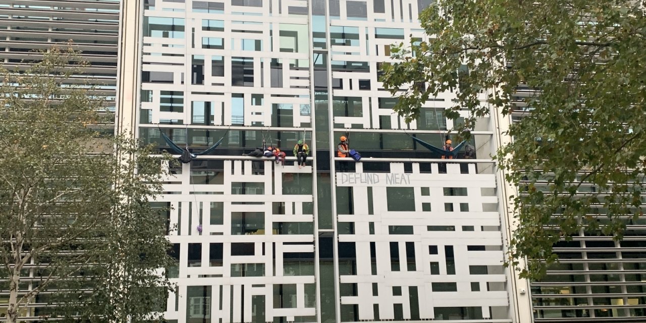 İngiltere’de iklim aktivistleri İçişleri Bakanlığı binasına tırmandı