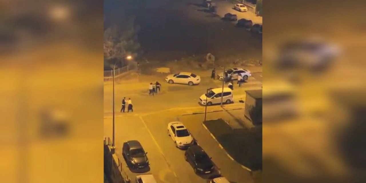 Husumetli iki grup arasındaki taşlı sopalı kavgada ortalık savaş alanına döndü