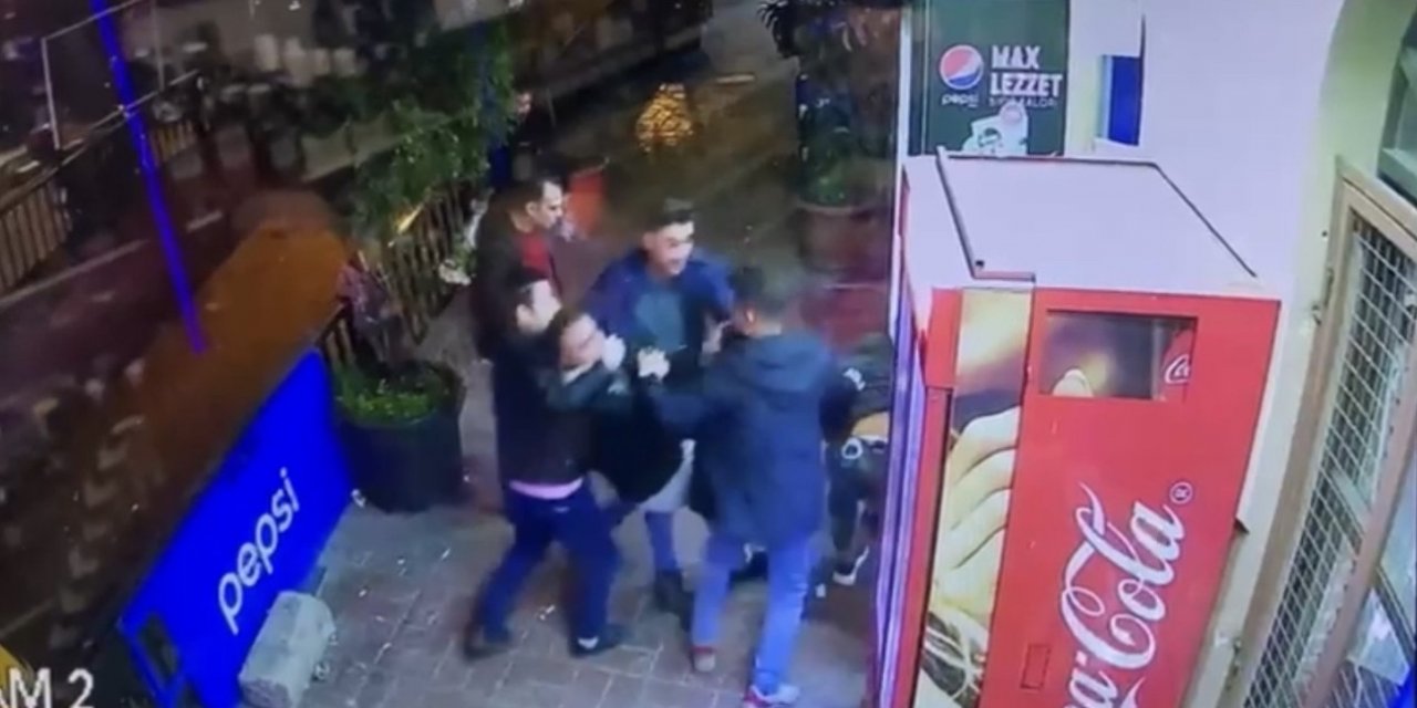 Beyoğlu’nda hareketli dakikalar: Polis saldırganı önce yakaladı sonra linçten kurtardı