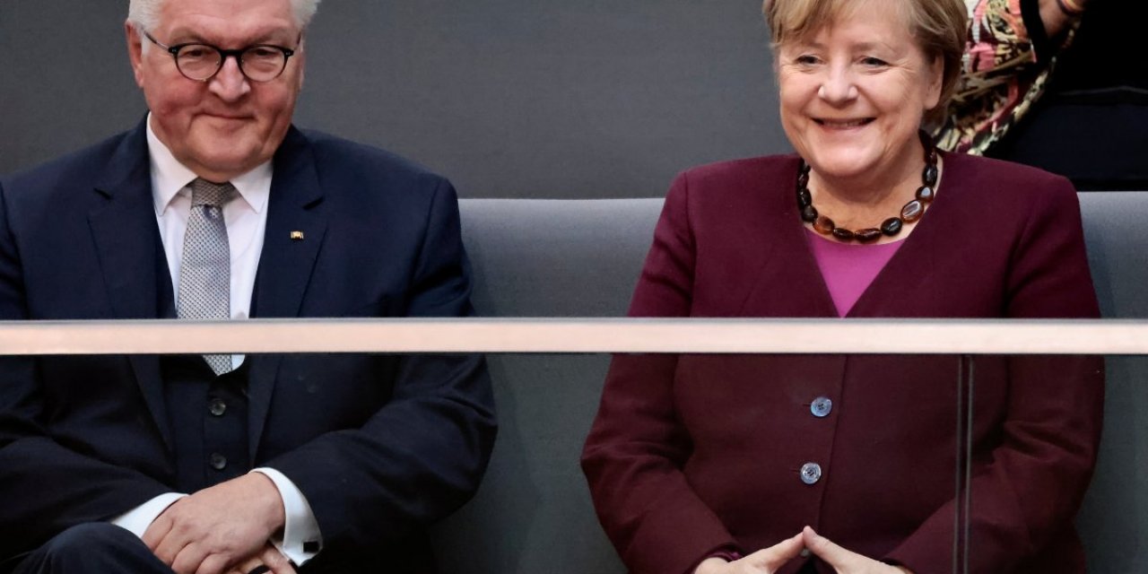 Angela Merkel'e, yeni hükümet kurulana kadar görevde kal çağrısı