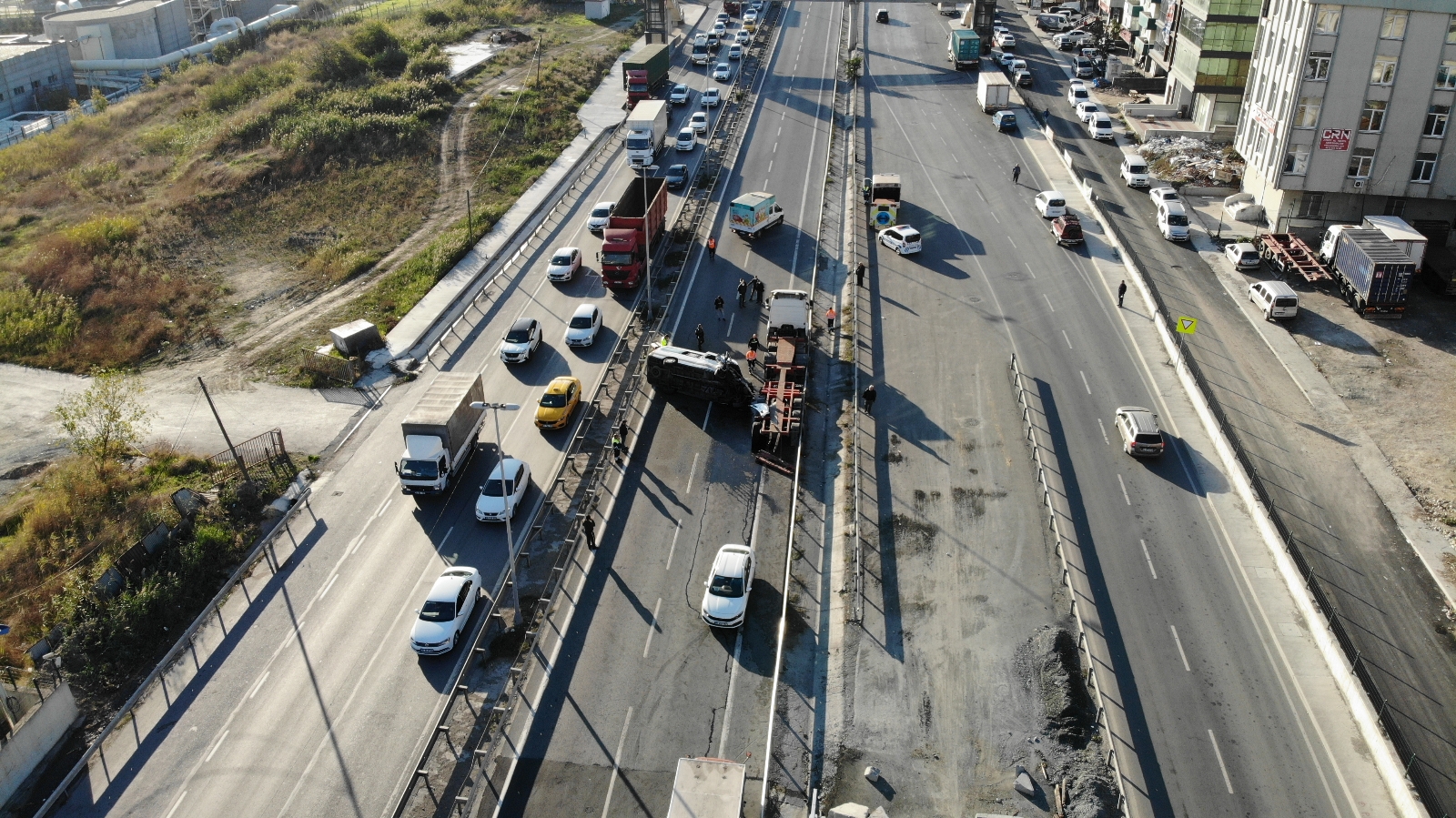 Beylikdüzü’nde işçi servisi park halindeki tıra çarpıp devrildi: 8 yaralı