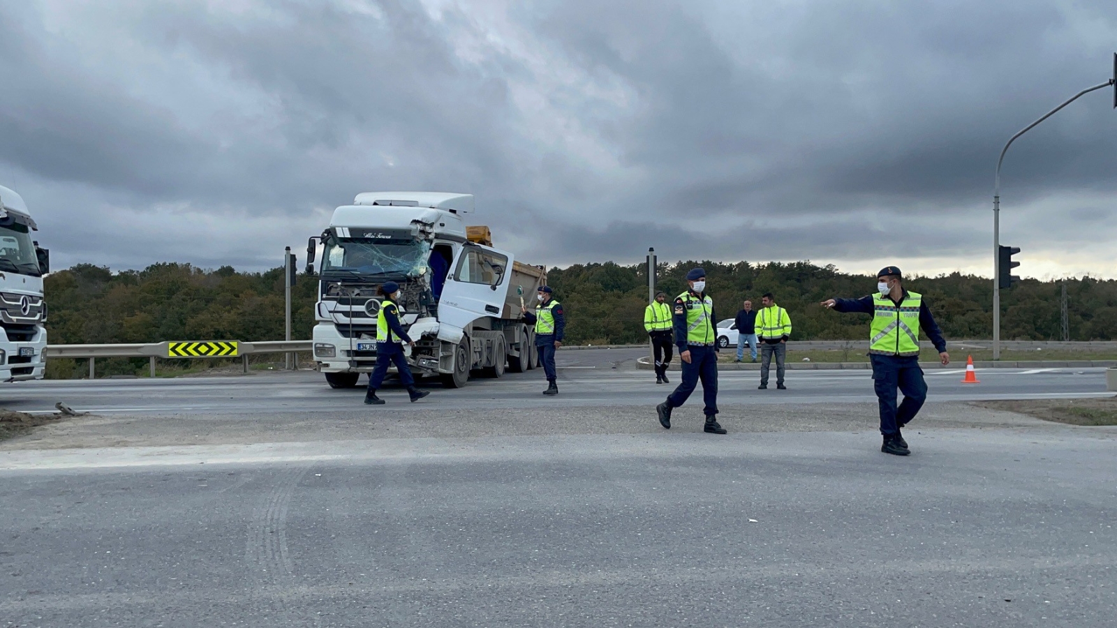 Eyüp’te 3 hafriyat kamyonu birbirine girdi: Faciadan dönüldü