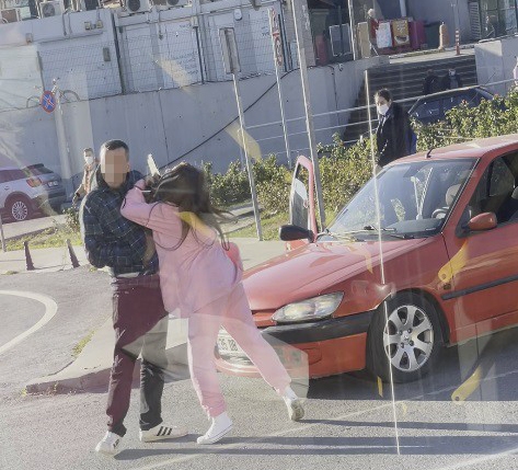 Erkek arkadaşıyla tartışan genç kızın sinir krizi geçirdiği anlar kamerada