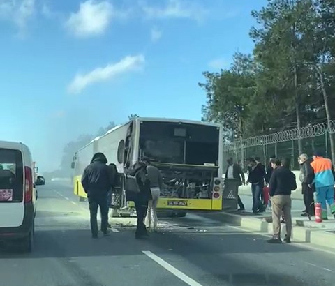 Başakşehir’de İETT otobüsü yandı, vatandaşlar yangın tüpleri ile söndürdü