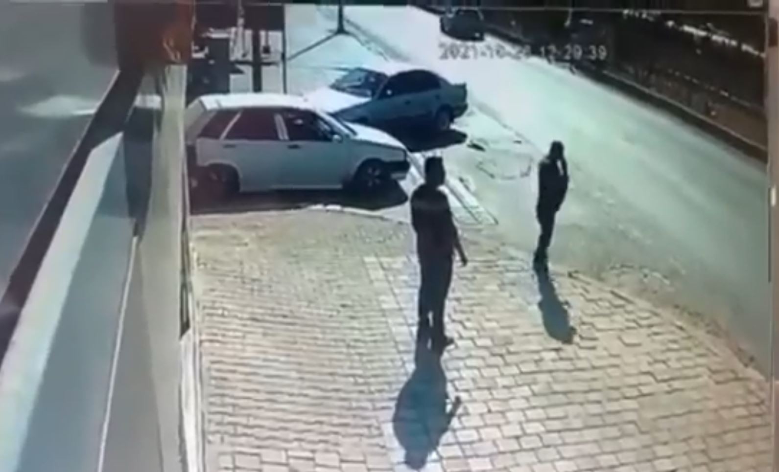 Ölüm yanı başından geçti, telefonla konuşmaya devam etti