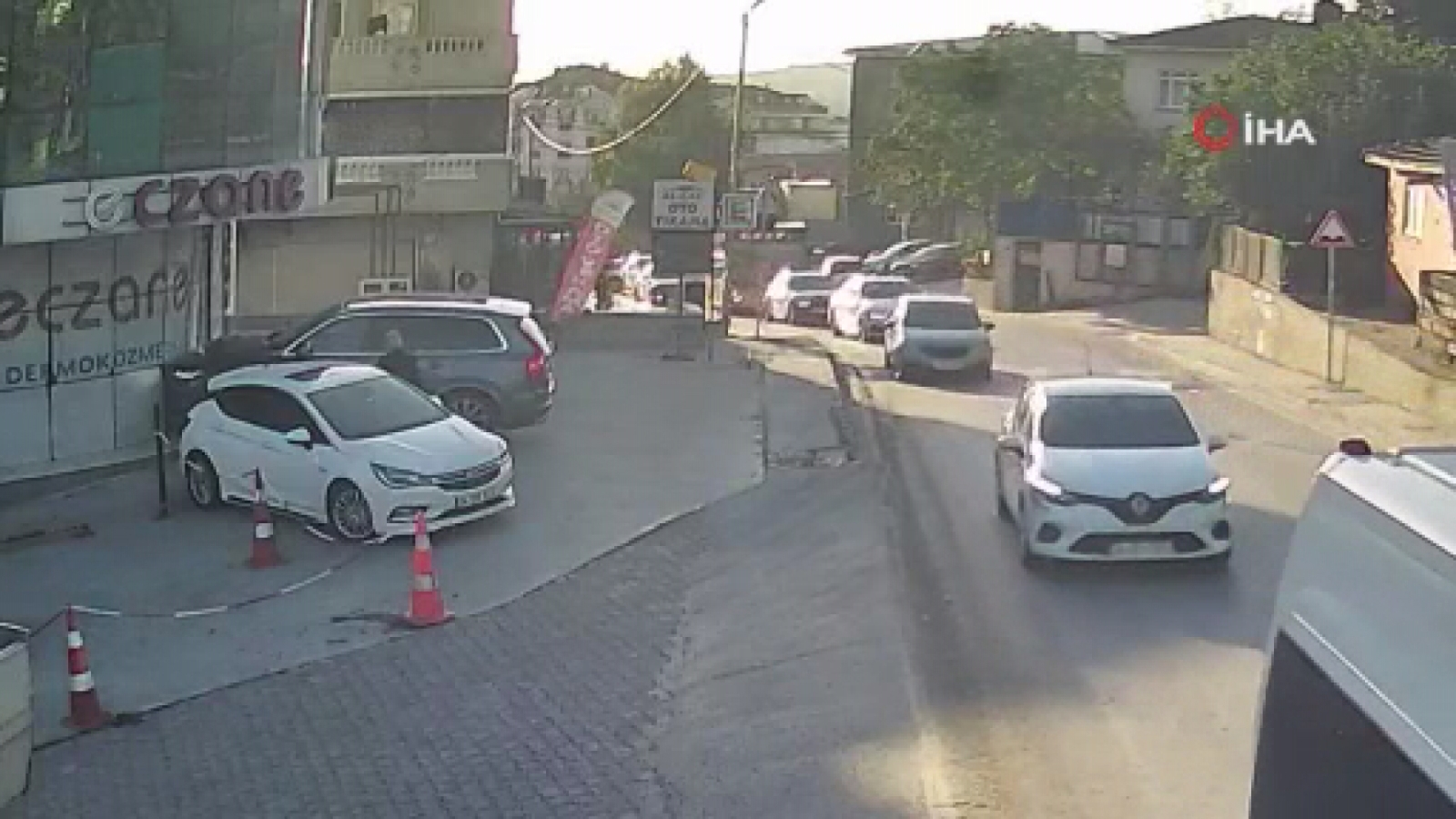 Arnavutköy’de Fren Yerine Gaza Basınca Eczaneye Girdi: O Anlar Kamerada