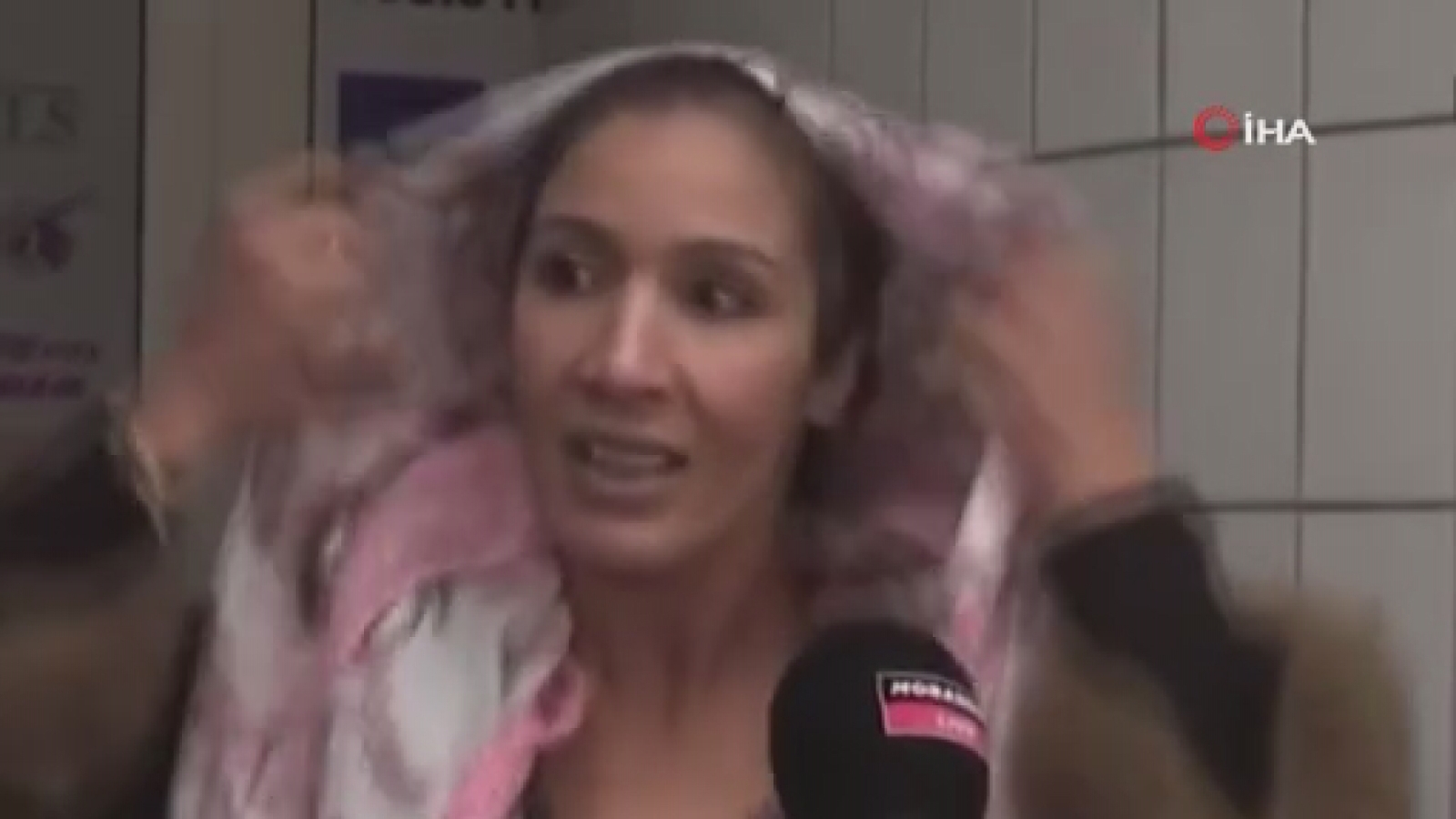 Fransa’nın İslam Düşmanı Cumhurbaşkanı Aday Adayından “Başörtüsü Çıkartma Şovu”