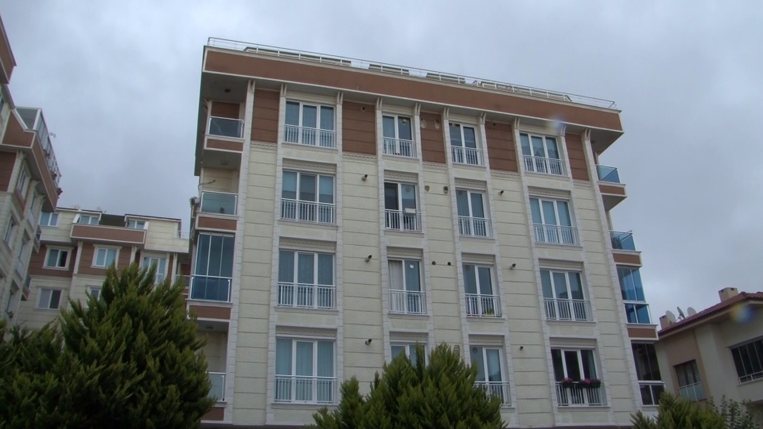 Beylikdüzü’nde Cinnet Getiren Emekli Polis, Karısını Ve Kızını Yaralayıp İntihar Etti