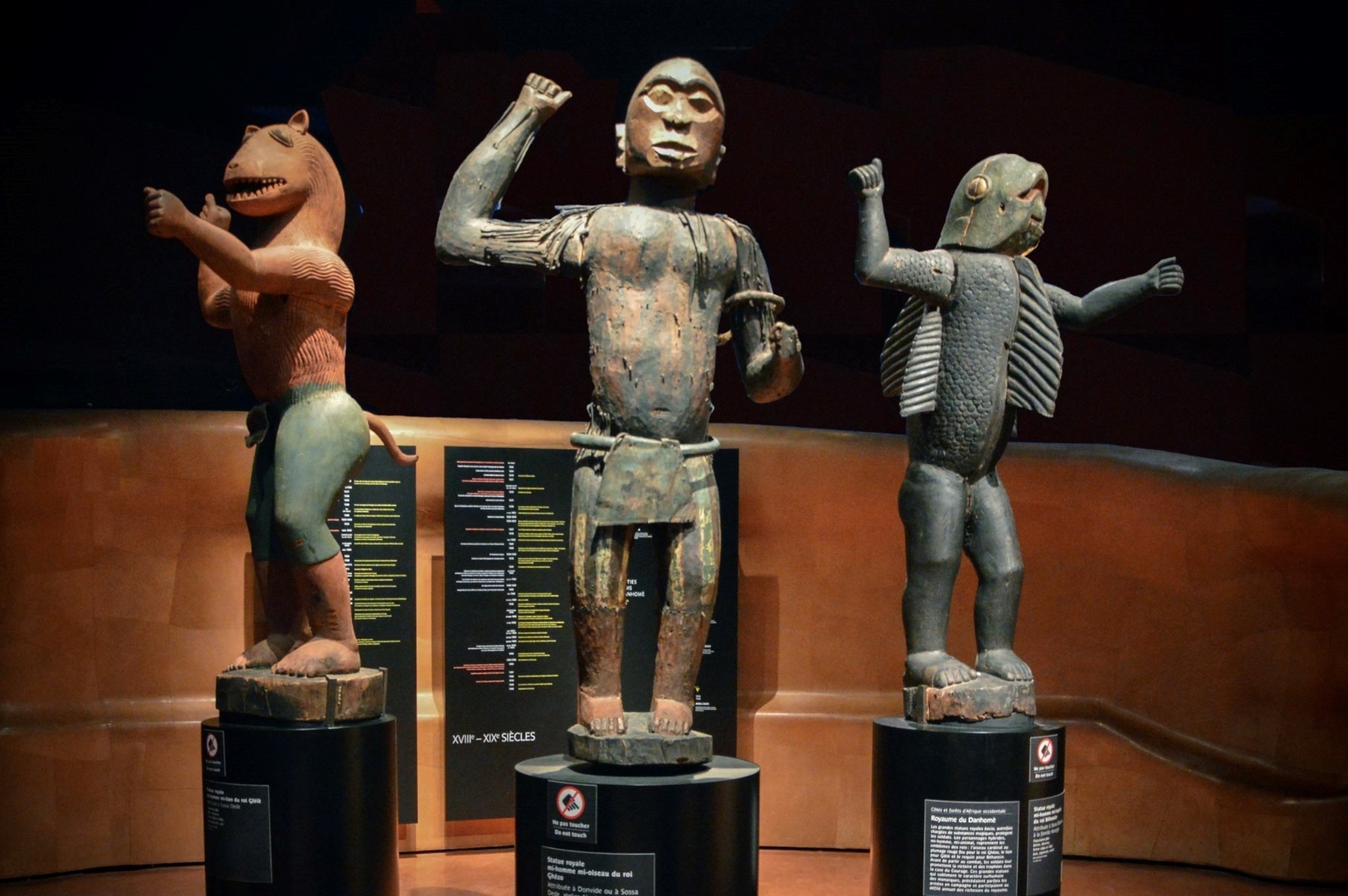 Fransa ve İngiltere, Afrika’dan yağmaladıkları sanat eserlerinden bazılarını iade etti