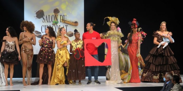 Paris’te mankenler çikolatan elbiselerle podyuma çıktı