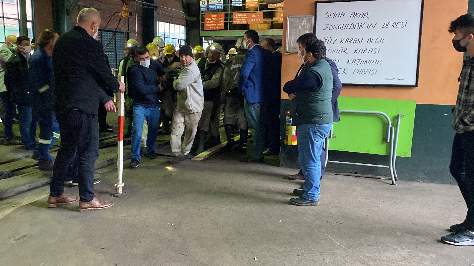 Maden işçisi göçükten 5 saat sonra sağ kurtarıldı