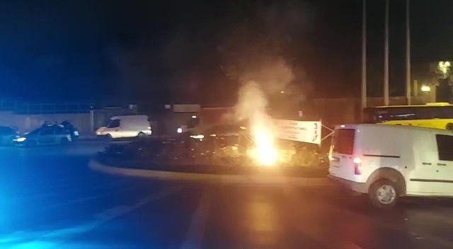 Ataşehir’de trafiğin ortasında atılan havai fişekler korkuttu