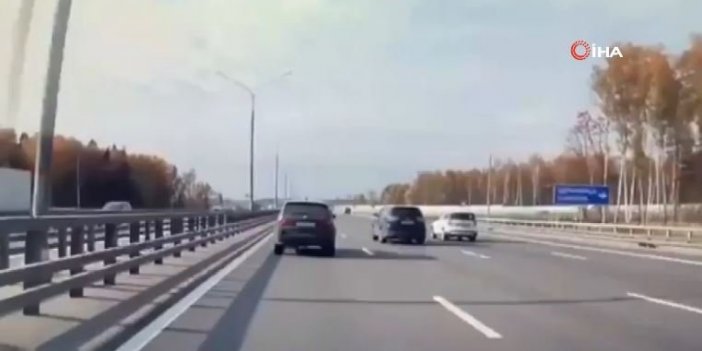 Araçların üzerine atlayarak intihar etmek istedi, sürücülerin dikkatiyle kurtuldu