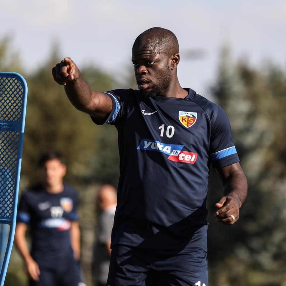 Kayserispor’da Kemen ve Carole affedildi